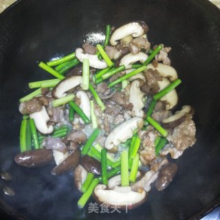 蒜苔蘑菇炒肉片的做法步骤：7