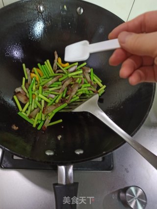 腊肉炒蒜苔的做法步骤：5