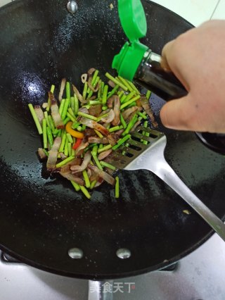 腊肉炒蒜苔的做法步骤：6