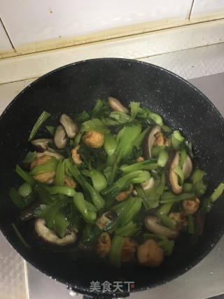 香菇油面筋炒青菜的做法步骤：5