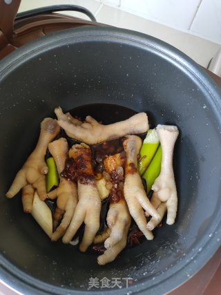 电饭煲酱香鸡爪的做法步骤：7