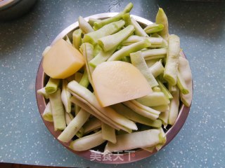 腌肉炖豆角的做法步骤：2