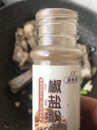 “酸辣美食”红油酸菜炖排骨的做法步骤：5