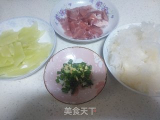 青笋银耳炒肉片的做法步骤：1