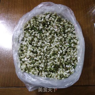 槐花猪肉水饺的做法步骤：1