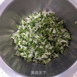 槐花鸡蛋饼的做法步骤：1