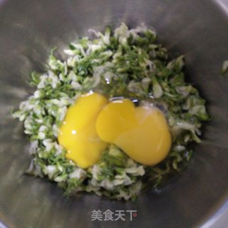 槐花鸡蛋饼的做法步骤：2