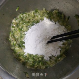 槐花鸡蛋饼的做法步骤：3