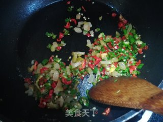 榨菜辣椒炒鸡蛋的做法步骤：5