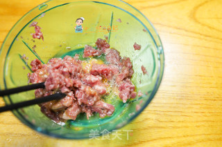 10个月以上辅食牛肉饼汉堡的做法步骤：2