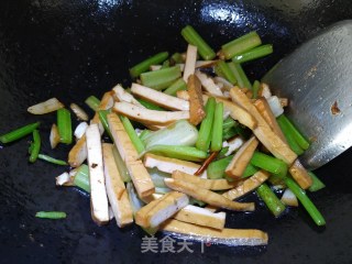 芹菜炒豆干的做法步骤：3