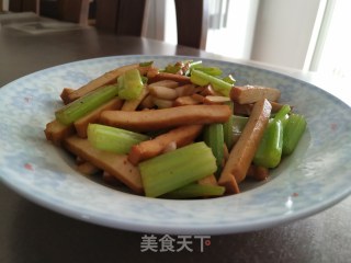 芹菜炒豆干的做法步骤：4