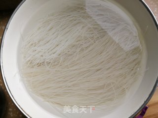 紫甘蓝鸡蛋炒米面的做法步骤：1