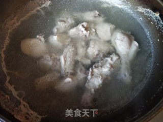 花旗参田七鸡汤的做法步骤：2