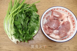 猪肉芹菜饺子的做法步骤：1