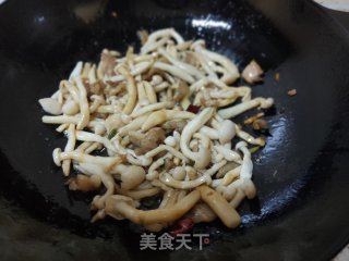 木耳肉片炒白玉菇的做法步骤：13