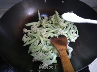 孜然花菜炒肉的做法步骤：1