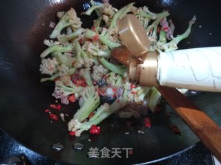 孜然花菜炒肉的做法步骤：7