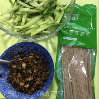 香菇肉酱青瓜拌面的做法步骤：1