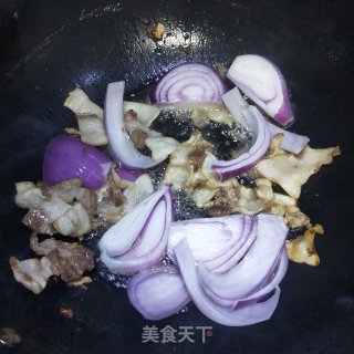 五花肉洋葱焖海带的做法步骤：3