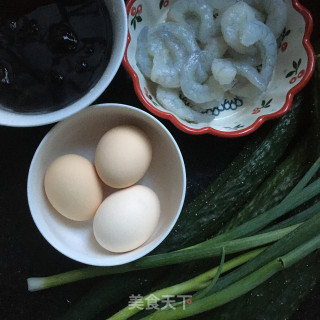 虾仁鸡蛋黄瓜水饺的做法步骤：1