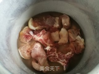 南瓜土豆炖排骨的做法步骤：2