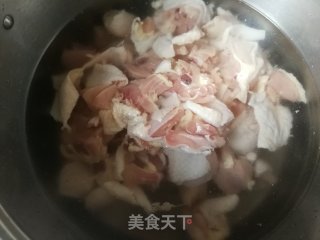 胡萝卜香菇土豆炖鸡腿的做法步骤：2