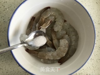 不加一滴油的黄金凤尾虾球的做法步骤：3