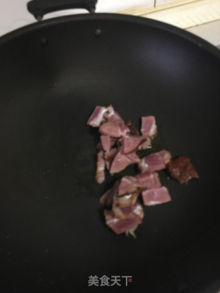 青椒面筋炒腊肉的做法步骤：4