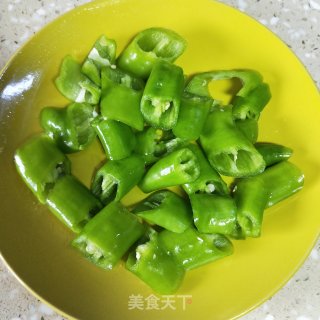 青椒炒肉的做法步骤：2