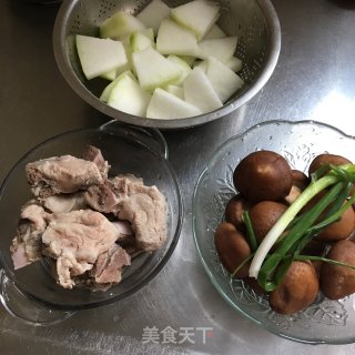 香菇冬瓜排骨汤的做法步骤：1