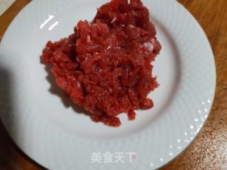 红辣椒牛肉炒韭菜花的做法步骤：1