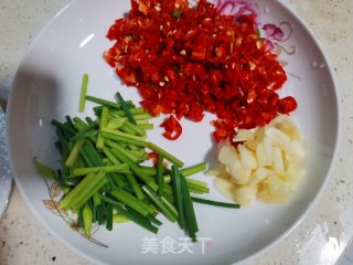 红辣椒牛肉炒韭菜花的做法步骤：3