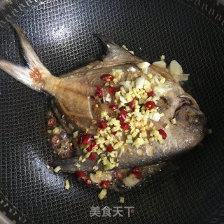 红烧鲳鱼的做法步骤：5