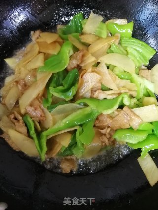 五花肉炒青椒土豆片的做法步骤：7