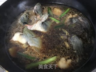 鲶鱼炖茄子的做法步骤：1