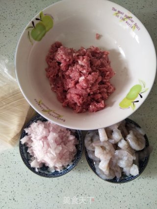 虾仁鲜肉馄饨的做法步骤：1