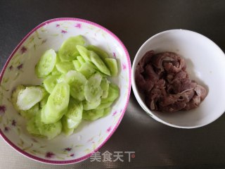 清炒黄瓜肉片的做法步骤：1