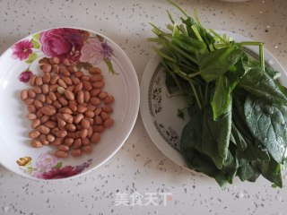 陈醋菠菜花生米的做法步骤：1