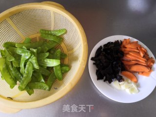 荷兰豆杂蔬炒的做法步骤：1