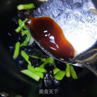 芦笋木耳炒鸡蛋的做法步骤：10