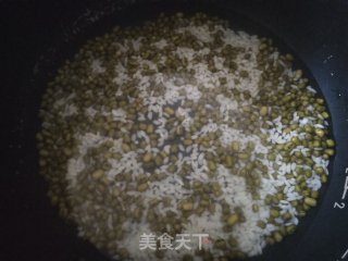 绿豆粥的做法步骤：1