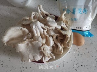 干香炸蘑菇的做法步骤：1