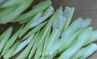 芹菜炒香干的做法步骤：1