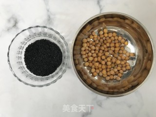 黑芝麻豆浆餐包的做法步骤：1