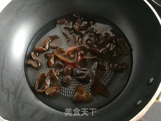 黑木耳凉拌西瓜皮的做法步骤：5