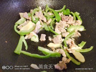 青椒豆芽炒肉片的做法步骤：4