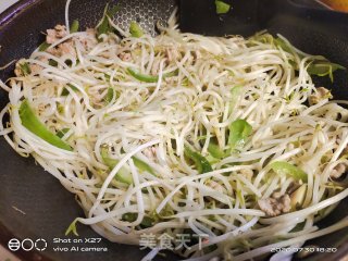 青椒豆芽炒肉片的做法步骤：7