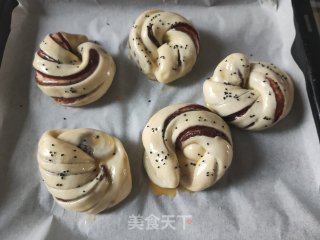 豆沙卷面包的做法步骤：21