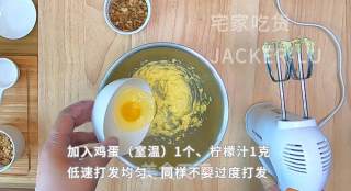 经典美式软心小甜饼，配方简单，馅料丰富，牛奶里泡一泡后，口感如蛋糕般松软香甜。的做法步骤：4